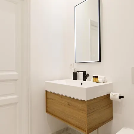 Modern & Stylish Prestige 3 Bedroom With Ac & Balcony Appartamento