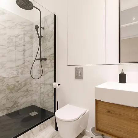 Modern & Stylish Prestige 3 Bedroom Apartment With Ac & Balcony Κάννες